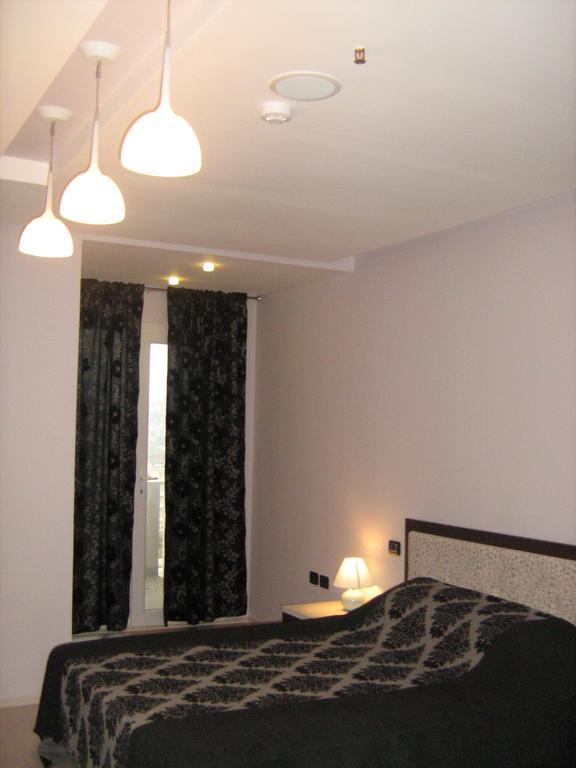 Hotel Albion Дуррес Екстер'єр фото
